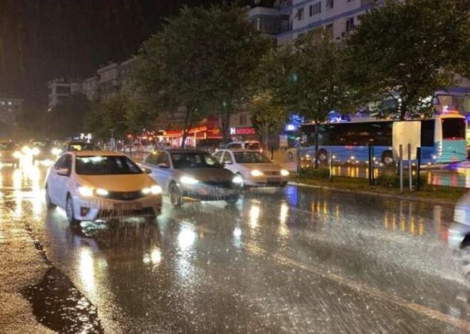 Antalya’da yağmur hayatı olumsuz etkiledi